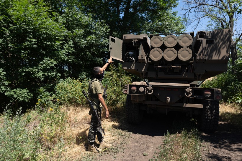 Lính Ukraine vận hành hệ thống HIMARS.