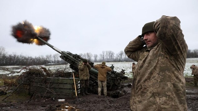 Lính Ukraine vận hành lựu pháo M777 Mỹ cung cấp.