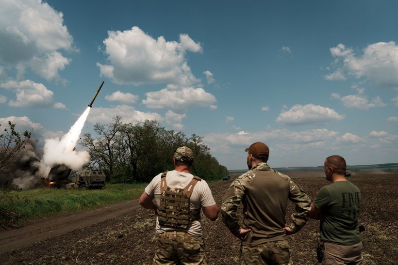 Lực lượng Ukraine phóng tên lửa.