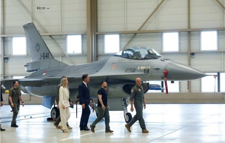 Tổng thống Ukraine Volodymyr Zelenskiy bên chiếc F-16 tại căn cứ Eindhoven, Hà Lan.