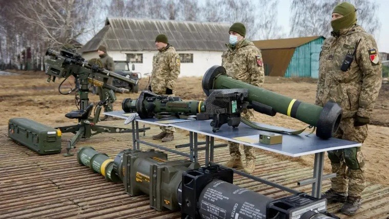 Binh sĩ Ukraine huấn luyện với tên lửa Javelin do Mỹ cung cấp.