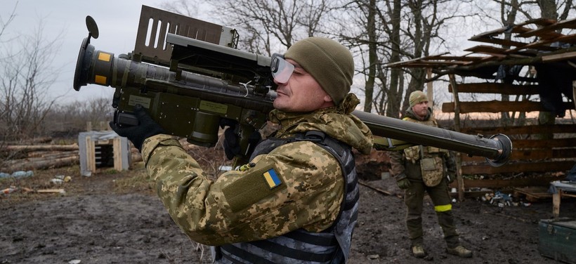 Binh sĩ Ukraine sử dụng tên lửa Stinger do Mỹ cung cấp.