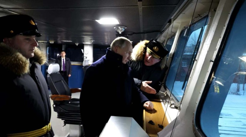 Tổng thống Putin tham quan phòng điều khiển chiến hạm Đô đốc Kasatonov hôm 11/12.