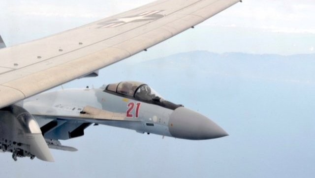 Tiêm kích Su-35 trong một lần áp sát máy bay Mỹ.