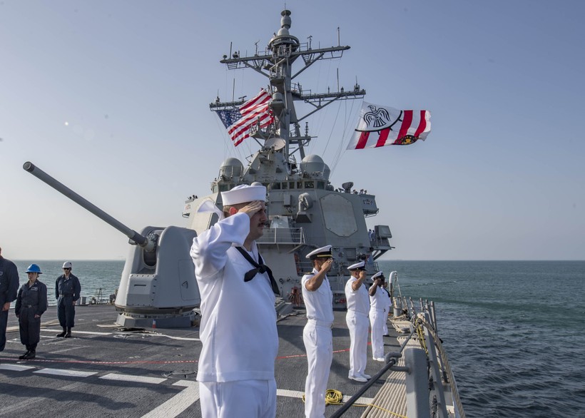 Khu trục hạm USS Carney đã tham gia đánh chặn UAV trên Biển Đỏ.