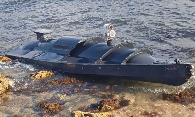 Một chiếc USV Ukraine dạt vào bờ biển Sevastopol.