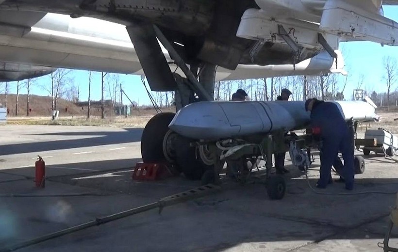 Tên lửa hành trình phóng từ máy bay Kh-101 của Nga.