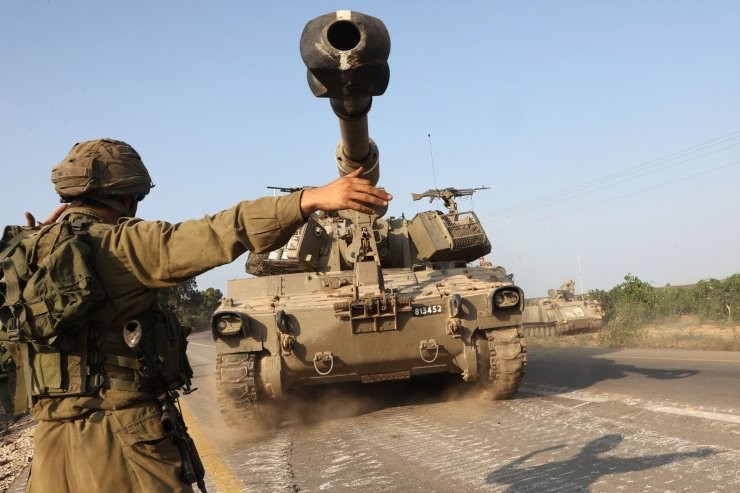 Quân đội Israel tấn công vào Gaza.