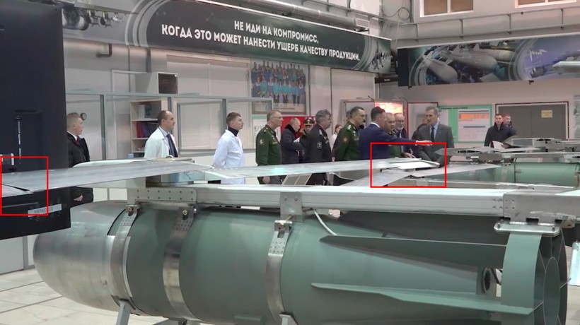 Ông Sergei Shoigu tham quan dây chuyền sản xuất bom FAB-1500.