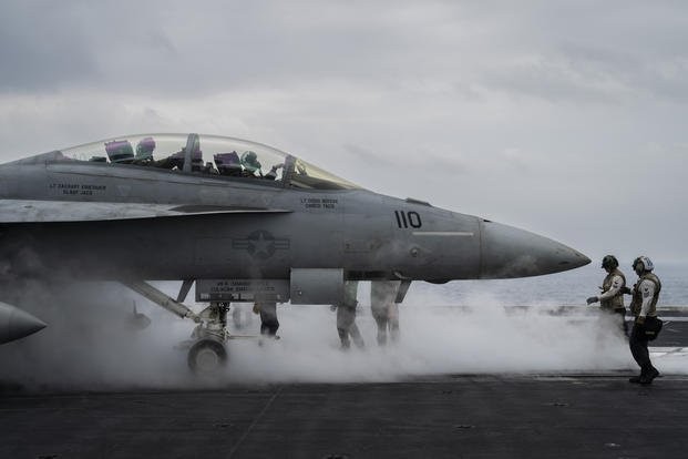 Tiêm kích F/A-18F Super Hornet cất cánh từ tàu sân bay USS Dwight D. Eisenhower tại Biển Đỏ, hôm 13 tháng 2 năm 2024.