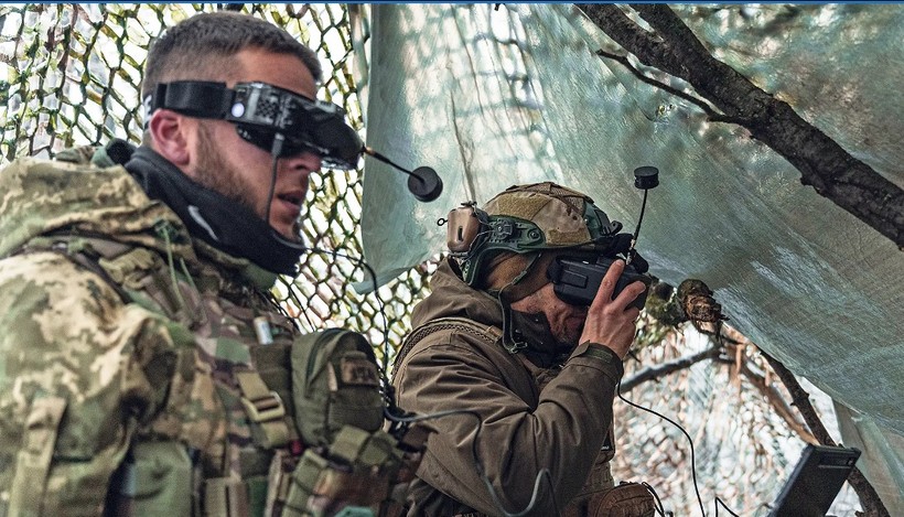 Binh sĩ Ukraine điều khiển FPV trên chiến trường.
