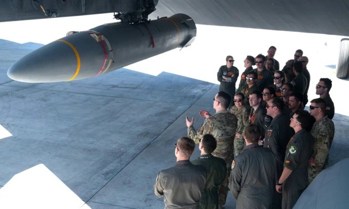 Tên lửa AGM-183A dưới cánh máy bay B-52H tại căn cứ Mỹ ở đảo Guam hôm 27/2.