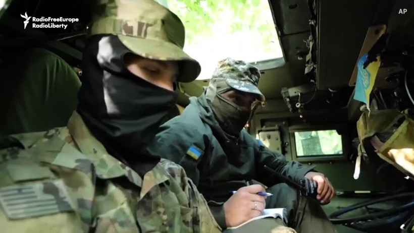 Binh sĩ Ukraine vận hành hệ thống HIMARS.