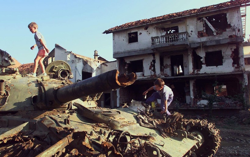 Nam Tư đổ nát sau chiến dịch ném bom của NATO.