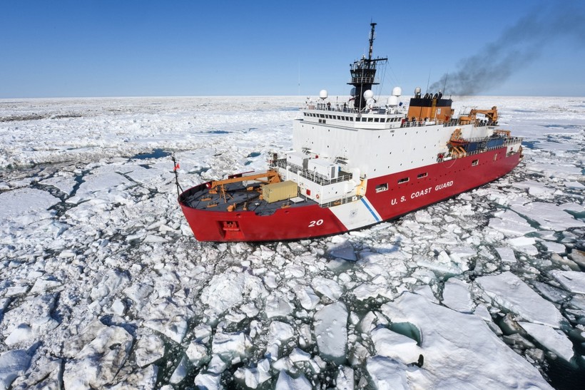Tàu phá băng Healy của Mỹ hoạt động tại Bắc Cực.