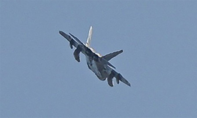 Tiêm kích F-22 mang theo thùng dầu tàng hình.