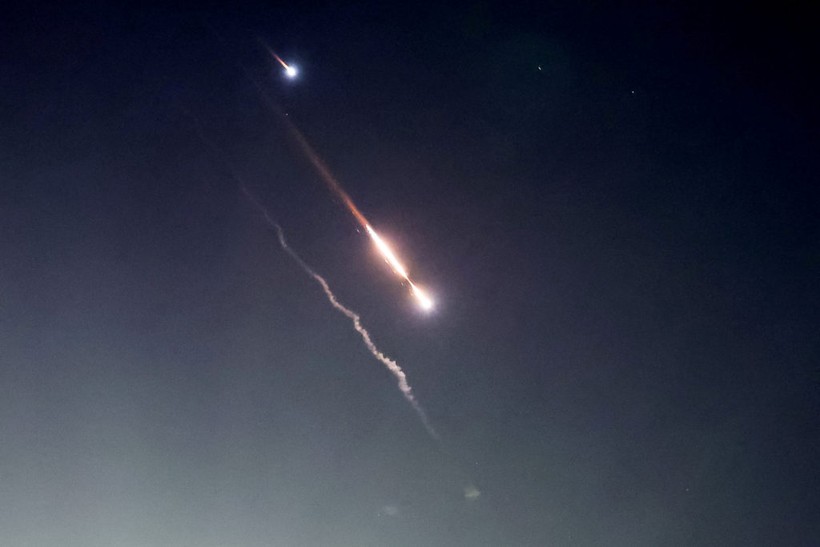 Tên lửa Iran trên bầu trời Israel hôm 13/4.