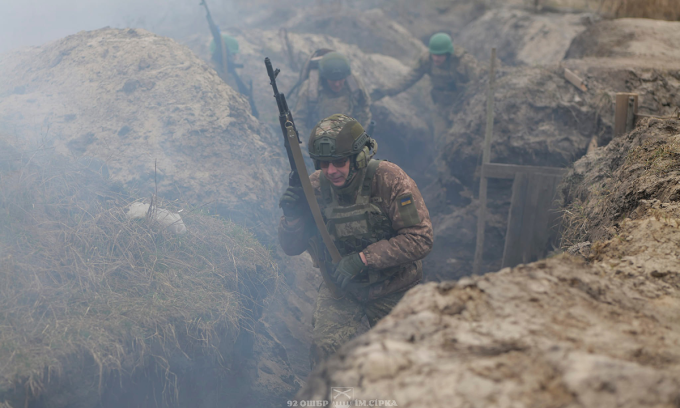Binh sĩ Ukraine trên tiền tuyến trong bức ảnh đăng ngày 10/4.