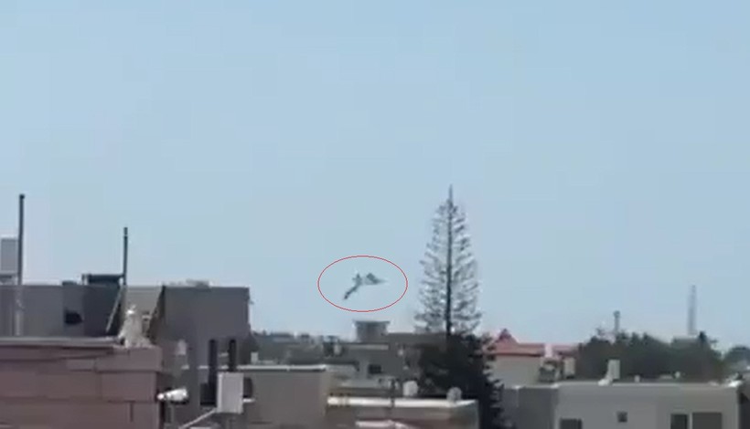 Khoảnh khắc UAV của Hezbollah tấn công Israel.