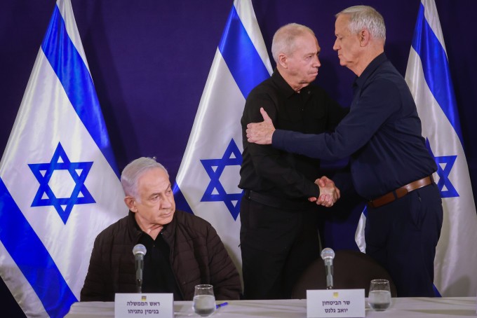 Thủ tướng Benjamin Netanyahu (trái), Bộ trưởng Quốc phòng Yoav Gallant (giữa) và lãnh đạo đối lập Benny Gantz tại cuộc họp.
