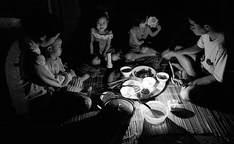 Bữa cơm gia đình đầm ấm, nghèo mà vui