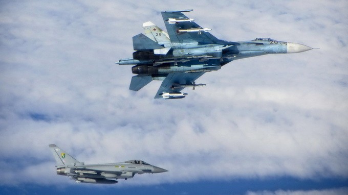 Chiến đấu cơ Typhoon của Anh lao lên chặn máy bay Nga