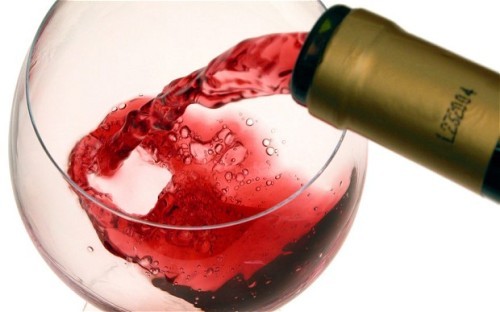 Tiêu thụ một lượng nhỏ rượu có thể giúp giảm nguy cơ thoái hóa điểm vàng do tuổi tác. Ảnh: Telegraph.