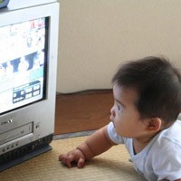 Dưới 2 tuổi xem tivi nhiều, lớn sẽ học dốt