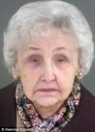 Bà Evenlyn Faye Pillow, 85 tuổi, bị buộc tội hành hạ trẻ em