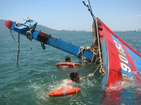 Một chiếc tàu của ngư dân bị chìm khi đánh bắt cá. Ảnh minh họa: Vũ Trung