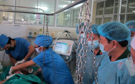 Thượng tướng Ngô Xuân Lịch thăm các đồng chí bị thương đang điều trị tại Viện Bỏng Quốc gia. Ảnh: Quân đội Nhân dân