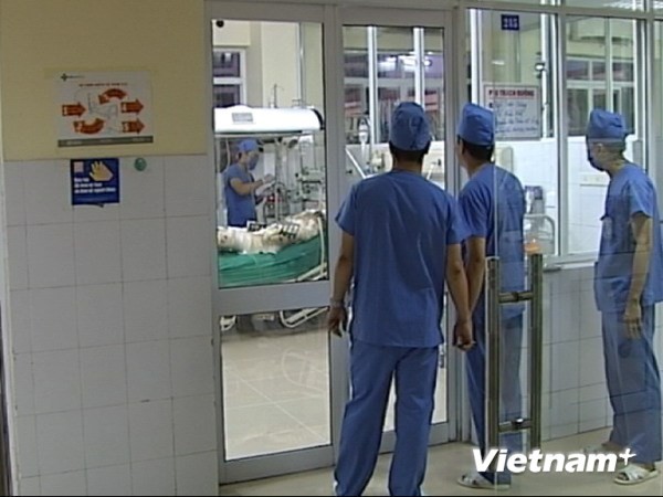 Các bác sỹ chăm sóc các chiến sỹ tại buồng bệnh. Ảnh: PV/Vietnam+