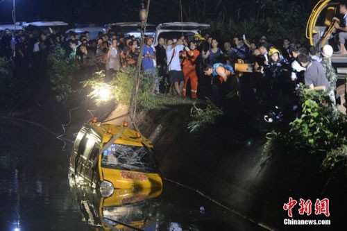 Trung Quốc: Xe buýt chở trẻ mầm non lao xuống hồ, 11 người chết