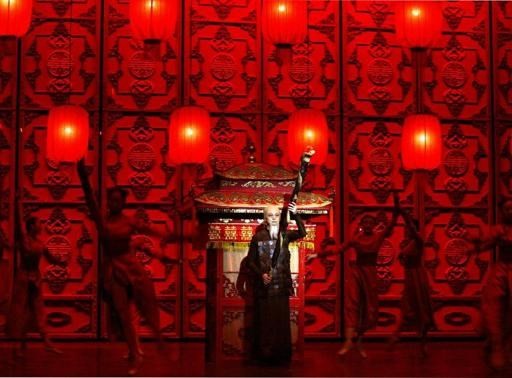 Nhà hát vũ kịch quốc gia Trung Quốc trình diễn vở "Đèn lồng đỏ treo cao" có nội dung đề cập tới chuyện quan chức thời phong kiến lấy nhiều vợ. Nguồn: AFP