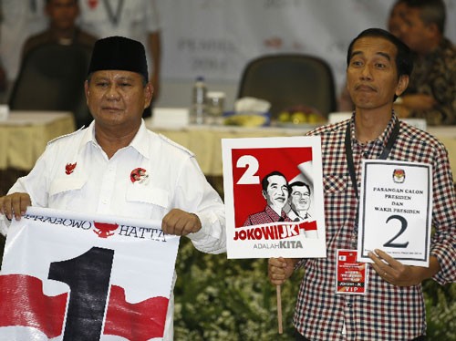 Thống đốc bang Jakarta Joko “Jokowi” Widodo (phải) và cựu tướng quân đội Prabowo Subianto Ảnh: REUTERS