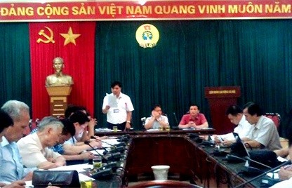 Ông Đỗ Huy Chiến (đứng), Phó Chủ tịch UBND quận Long Biên tại cuộc giao ban báo chí chiều 22/7.