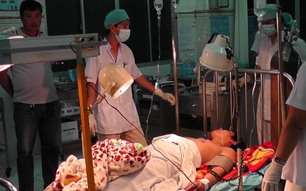Mai Thanh Sang đang được cấp cứu tại Bệnh viện tỉnh. (Ảnh: CTV)