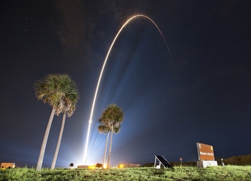 Tên lửa Atlas V rời bệ phóng tại Mũi Canaveral - Ảnh: ULA