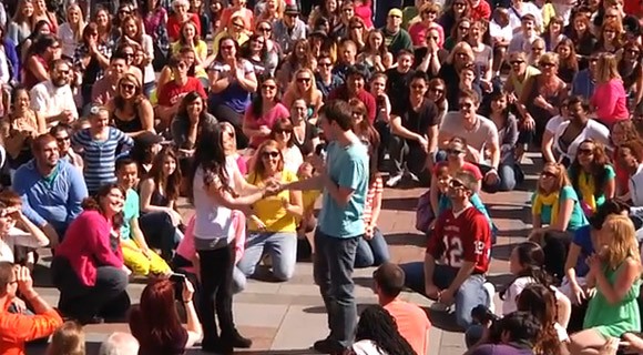 Cầu hôn giữa 1.000 người đang nhảy flash mob