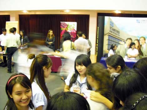 Học sinh - sinh viên Thái Lan thường tìm cơ hội du học ở các triển lãm giáo dục hoặc thông qua các công ty tư vấn, tuy nhiên không ít trong số đó đội lốt giáo dục để lừa đảo.
