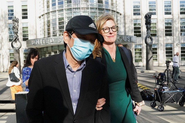 Ông Lu Jianwang cùng luật sư rời Tòa án liên bang ở quận Brooklyn, thành phố New York ngày 17/4. 