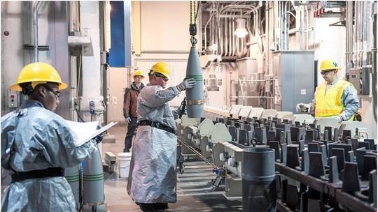 Công nhân xử lý đạn dược chứa chất độc thần kinh GB tại Nhà máy thí điểm phá hủy chất độc hóa học Blue Grass, Lexington, Kentucky, Mỹ, năm 2020.