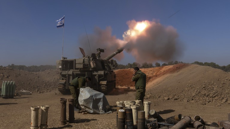 Một đơn vị pháo binh cơ động của Israel tại miền nam Israel đang hướng về phía Gaza. Ảnh: AP