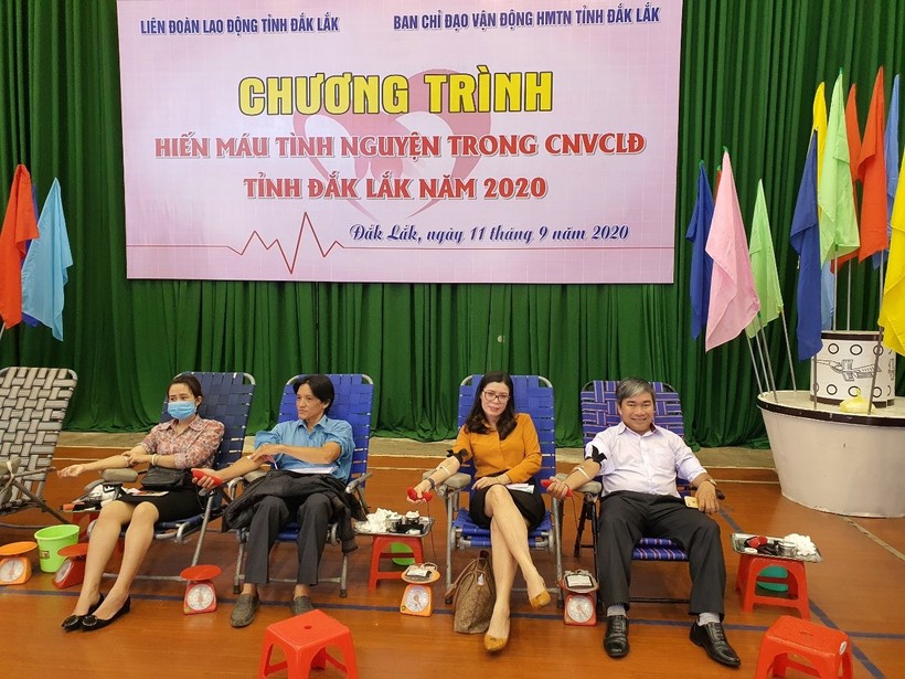 Các công đoàn viên ngành GD tỉnh Đắk Lắk tham gia hiến máu tình nguyện năm 2020