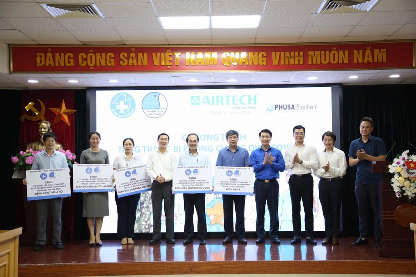 Lãnh đạo Trung ương Đoàn, Trung ương Hội LHTN Việt Nam, Hội Thầy thuốc trẻ Việt Nam trao biển tượng trưng hỗ trợ trang thiết bị y tế cho các bệnh viện.