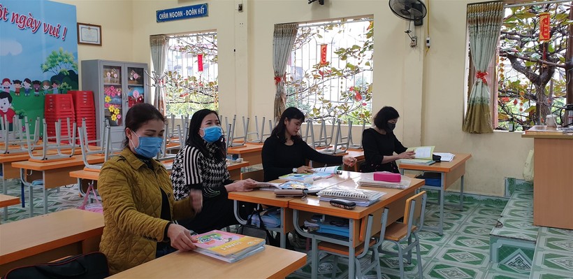 Giáo viên Trường Tiểu học Núi Đèo, huyện Thủy Nguyên (Hải Phòng) tiếp cận với sách giáo khoa mới.