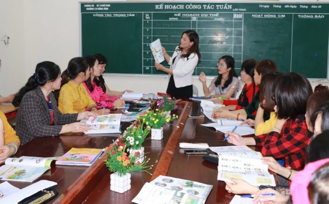 Thảo luận về SGK mới tại Trường tiểu học Đông Vĩnh (TP Vinh, Nghệ An).