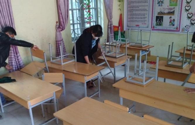 Vệ sinh lớp học bàn ghế diễn ra ở các nhà trường
