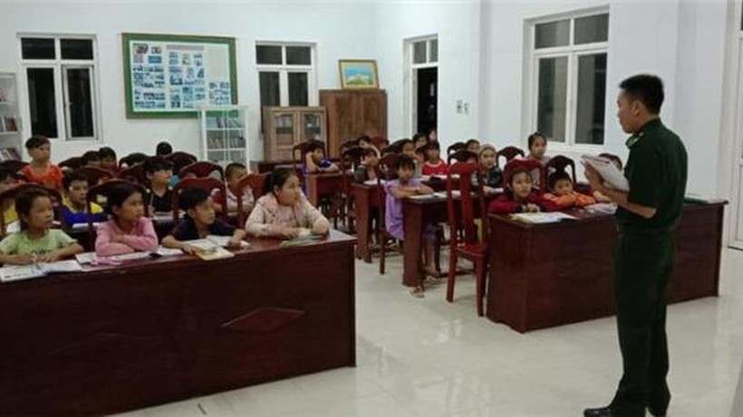 Thiếu tá Nguyễn Tuấn Hình gắn bó với lớp học tiếng Anh trẻ em nghèo đảo Bích Đầm từ ngày đầu mở lớp cho tới nay.