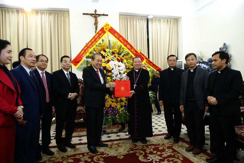 Phó Thủ tướng Thường trực Chính phủ Trương Hòa Bình thăm Đức giám mục Vũ Văn Thiên và Giáo phận Hà Nội. Ảnh VGP/Lê Sơn